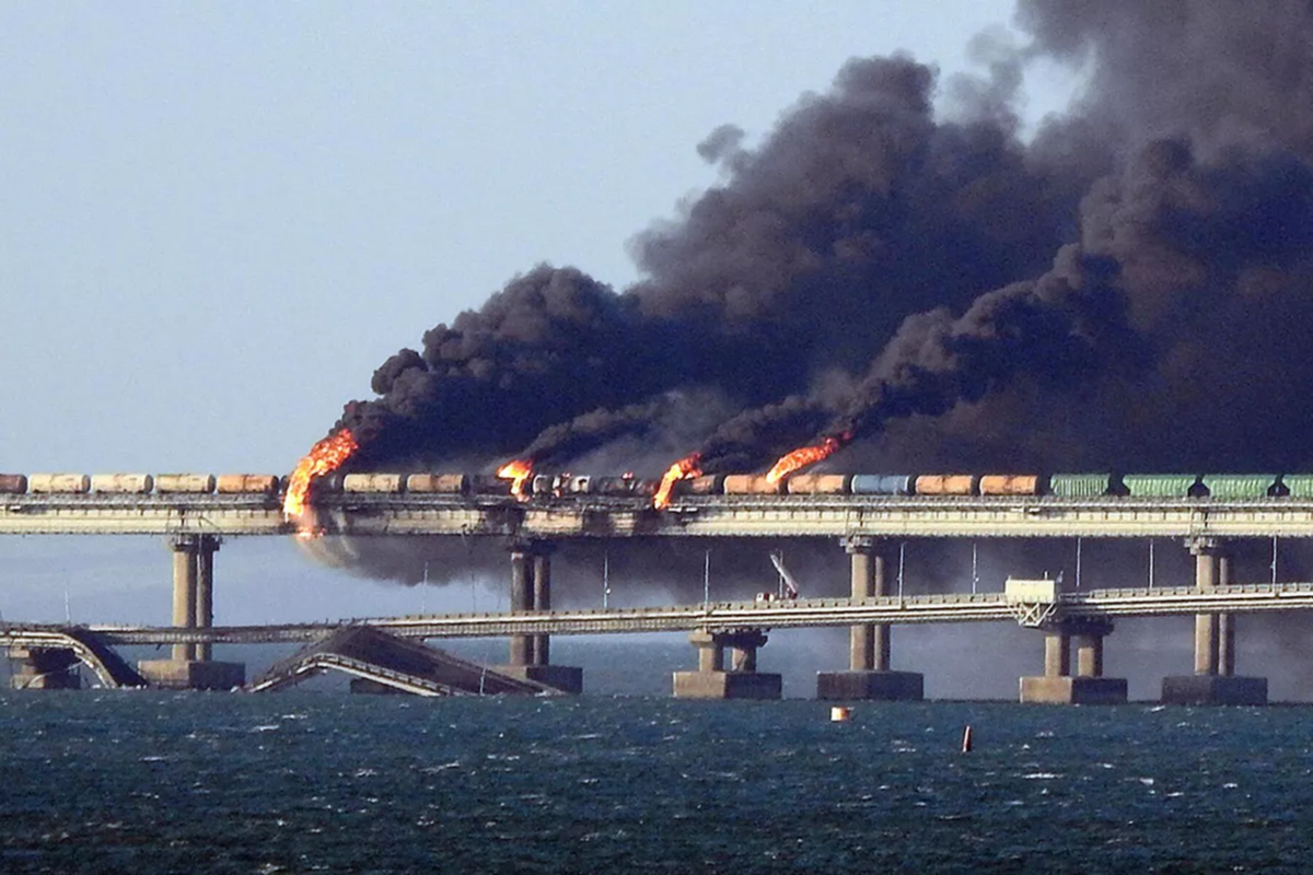 Взрыв на Крымском мосту. 8 октября 2022 г. Фото: AFP 2022. ria.ru https://ru.wikipedia.org/ Взрыв на Крымском мосту. 8 октября 2022 г. Фото: AFP 2022. ria.ru https://ru.wikipedia.org/