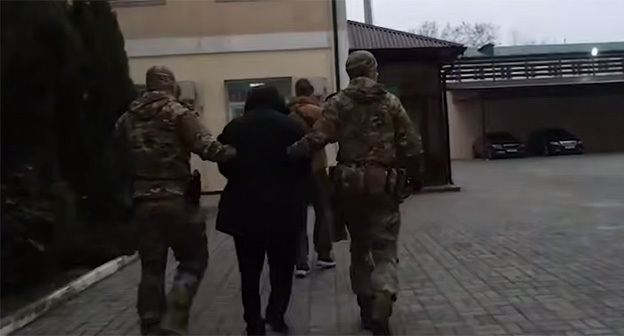 Сотрудники правоохранительных органов сопровождают Изи Алиева. 28 ноября 2025 г. Скриншот видео https://t.me/kommersant/96338 Сотрудники правоохранительных органов сопровождают Изи Алиева. 28 ноября 2025 г. Скриншот видео https://t.me/kommersant/96338