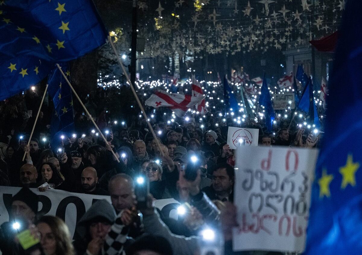 Марш протеста в Тбилиси 28 ноября 2025 года. Фото: Мариам Кавшбая / Publika Марш протеста в Тбилиси 28 ноября 2025 года. Фото: Мариам Кавшбая / Publika