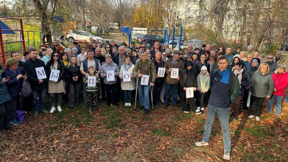 Обращение Жителей улицы Курчатова в Краснодаре. 1 декабря 2025 г. Фото: Красный темник (Александр Сафронов) / ТГ https://www.facebook.com/activatica.org принадлежит компании Meta деятельность которой запрещена в России Обращение Жителей улицы Курчатова в Краснодаре. 1 декабря 2025 г. Фото: Красный темник (Александр Сафронов) / ТГ https://www.facebook.com/activatica.org принадлежит компании Meta деятельность которой запрещена в России