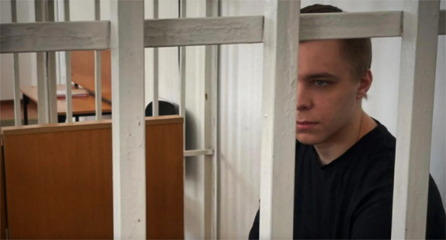 Никита Журавель в зале суда. Фото: chechnyatoday_95 https://www.instagram.com/p/CzIttP8Cf5h/ принадлежит компании Meta деятельность которой запрещена в России