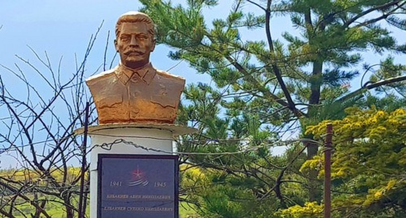 Бюст Сталина в селе Зар Цхинвальского района. Фото Анны Джиоевой для "Кавказского узла" Бюст Сталина в селе Зар Цхинвальского района. Фото Анны Джиоевой для "Кавказского узла"
