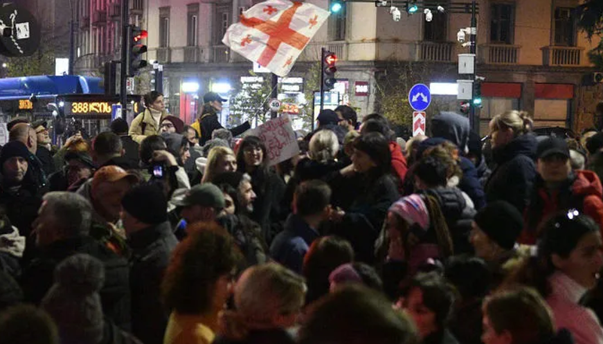 Protesters in Tbilisi. Screenshot from Interpressnews photo from December 6, 2025, https://www.interpressnews.ge/ru/article/172142-prokhodit-aktsiia-shestvie-pod-devizom-rezhim-nas-otravliaet-dolzhno-byt-provedeno-mezhdunarodnoe-rassledovanie