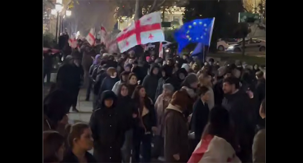 Акция протеста в Тбилиси. 8 декабря 2025 г. Скриншот видео https://t.me/Tbilisi_life/43842 Акция протеста в Тбилиси. 8 декабря 2025 г. Скриншот видео https://t.me/Tbilisi_life/43842