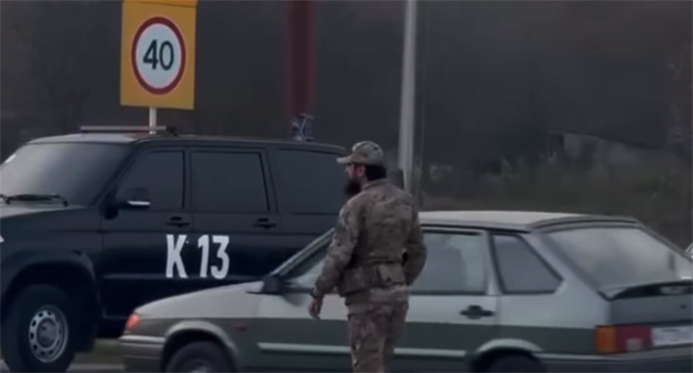 Машина с тонированными стеклами во время рейда на дорогах Чечни. 24 ноября 2025 г. Скриншот видео https://www.instagram.com/p/DRboa83jCxk/ принадлежит компании Meta деятельность которой запрещена в России Машина с тонированными стеклами во время рейда на дорогах Чечни. 24 ноября 2025 г. Скриншот видео https://www.instagram.com/p/DRboa83jCxk/ принадлежит компании Meta деятельность которой запрещена в России