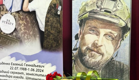 Стенд в память о Евгении Сиденко. Скриншот фото из Telegram-канала администрации Аксая от 12.12.25, https://t.me/AksayAAGP/8314?single. Стенд в память о Евгении Сиденко. Скриншот фото из Telegram-канала администрации Аксая от 12.12.25, https://t.me/AksayAAGP/8314?single.