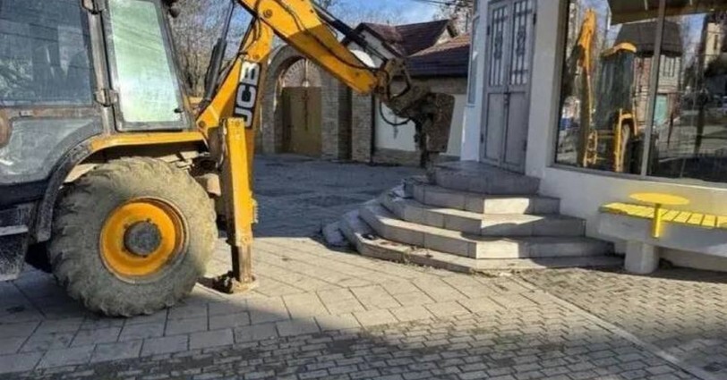 Снос входной группы. Фото: администрация Махачкалы https://t.me/makhachkalaofficial/18020 Снос входной группы. Фото: администрация Махачкалы https://t.me/makhachkalaofficial/18020