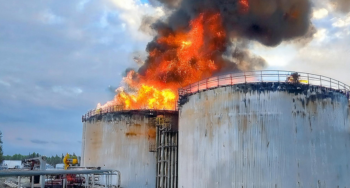 Горит нефтебаза. Иллюстрация создана «Кавказским узлом» с помощью ИИ в программе Copilot Горит нефтебаза. Иллюстрация создана «Кавказским узлом» с помощью ИИ в программе Copilot