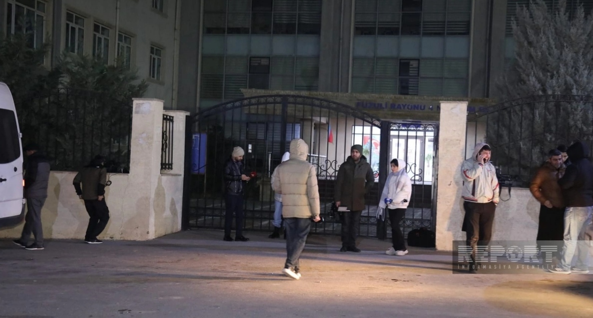 Переселенцы перед выездом в село Сос. 16 декабря 2025 года. Фото: Report https://report.az/daxili-siyaset/xocavendin-sos-kendine-novbeti-koc-karvani-yola-salinib
