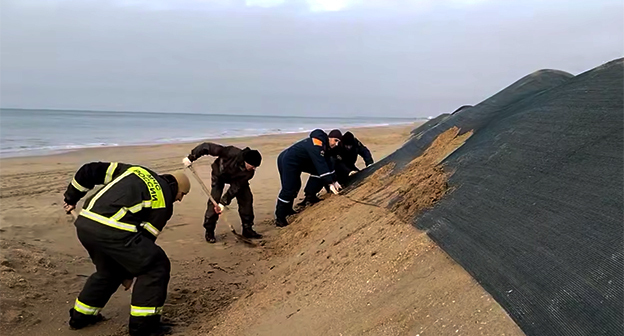 Eliminating the consequences of the oil spill in the Kerch Strait. December 10, 2025. Video screenshot: https://t.me/opershtab23/14634 Eliminating the consequences of the oil spill in the Kerch Strait. December 10, 2025. Video screenshot: https://t.me/opershtab23/14634