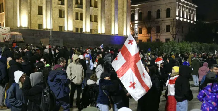 Протестующие у здания грузинского парламента. Скриншот с фотографии Interpressnews от 18 декабря 2025 г., https://www.interpressnews.ge/ka/article/857705-parlamenttan-saprotesto-akcia-mimidinareobs Протестующие у здания грузинского парламента. Скриншот с фотографии Interpressnews от 18 декабря 2025 г., https://www.interpressnews.ge/ka/article/857705-parlamenttan-saprotesto-akcia-mimidinareobs