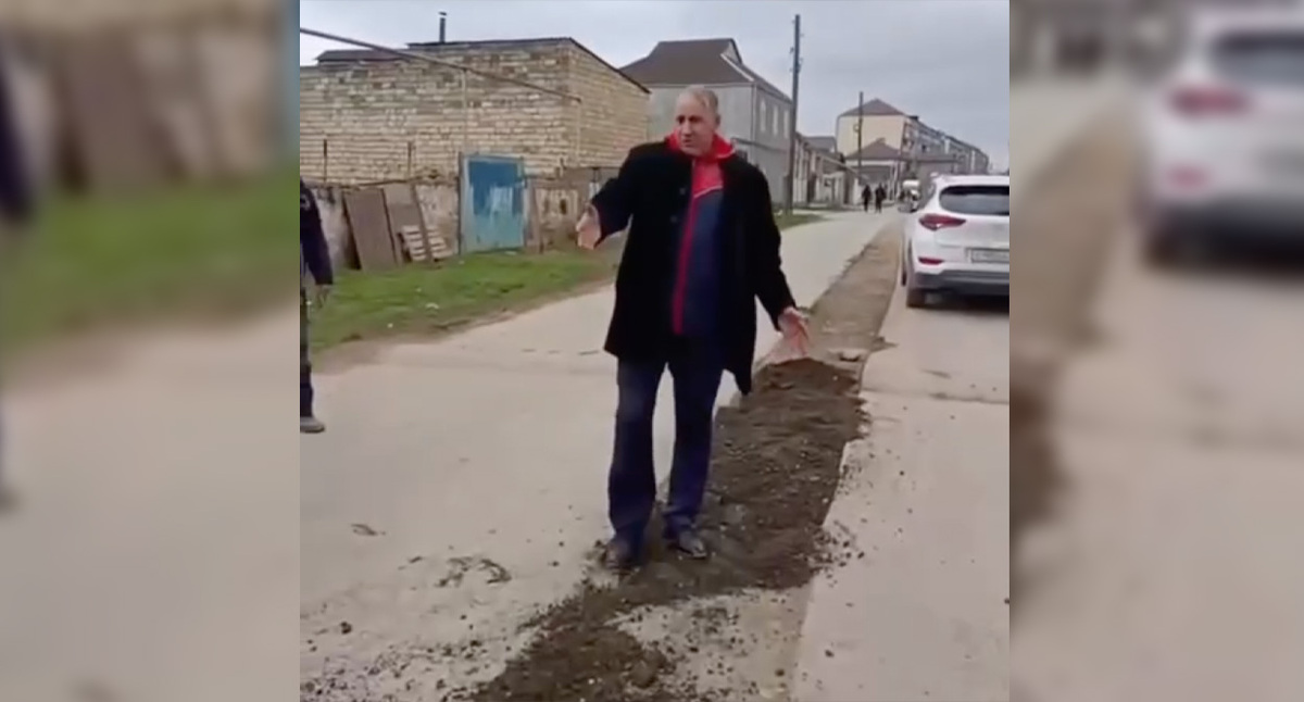 Местные жители показывают состояние дороги. Кадр из видео: https://t.me/shtab_dagestana_kanal/37969 Местные жители показывают состояние дороги. Кадр из видео: https://t.me/shtab_dagestana_kanal/37969