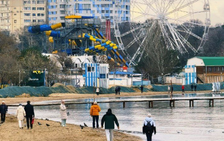 Центральный пляж Анапы 21 декабря. Скриншот фото из Telegram-канала "Маковозовы", https://t.me/makovozovy/50765.
