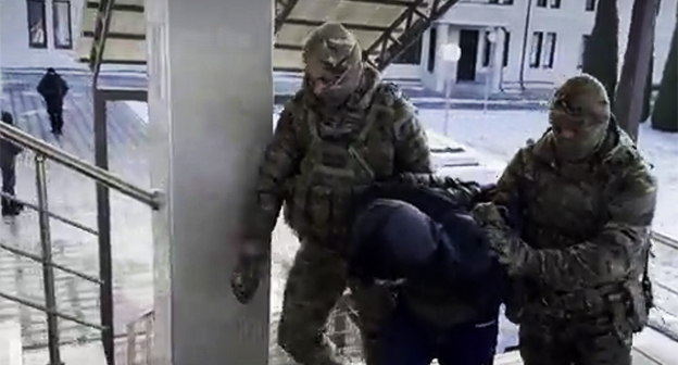 Сотрудники ФСБ задерживают Алиби Яипкаева. 25 декабря 2025 г. Скриншот видео ФСБ РФ https://ria.ru/20251225/dagestan-2064521211.html Сотрудники ФСБ задерживают Алиби Яипкаева. 25 декабря 2025 г. Скриншот видео ФСБ РФ https://ria.ru/20251225/dagestan-2064521211.html
