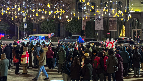 Протестующие у парламента Грузии в 393-й день протестов. Скриншот фото Publica от 25.12.25, https://www.facebook.com/photo?fbid=1638689560863921&set=a.715406393192247 (деятельность компании Meta, владеющей соцсетью, запрещена в России). Протестующие у парламента Грузии в 393-й день протестов. Скриншот фото Publica от 25.12.25, https://www.facebook.com/photo?fbid=1638689560863921&set=a.715406393192247 (деятельность компании Meta, владеющей соцсетью, запрещена в России).