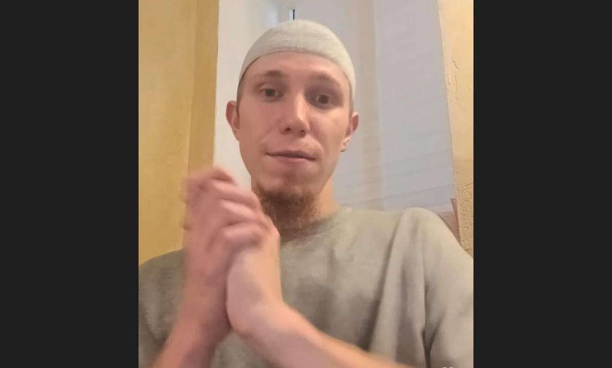 Мансур Гнеев. Скриншот видео https://islamnews.ru/2024/10/17/bloger-mansur-gneev-vyshel-na-svobodu