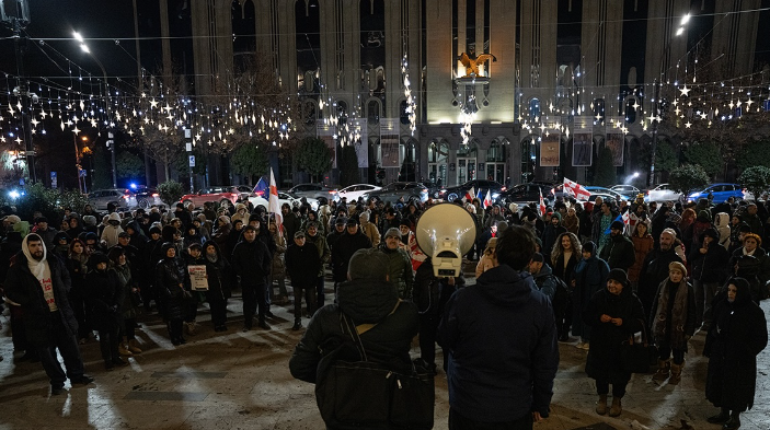 Протестующие у парламента Грузии. Скриншот фото Publika от 26.12.25, https://www.facebook.com/photo?fbid=1639520170780860&set=pcb.1639520224114188 Протестующие у парламента Грузии. Скриншот фото Publika от 26.12.25, https://www.facebook.com/photo?fbid=1639520170780860&set=pcb.1639520224114188