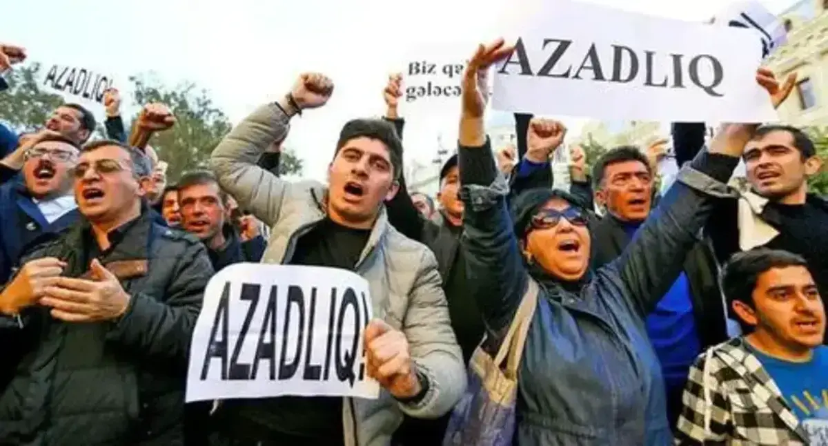 Азербайджанские активисты с плакатами "Свобода!". Март 2018 года. Фото Азиза Каримова для "Кавказского узла". Азербайджанские активисты с плакатами "Свобода!". Март 2018 года. Фото Азиза Каримова для "Кавказского узла".