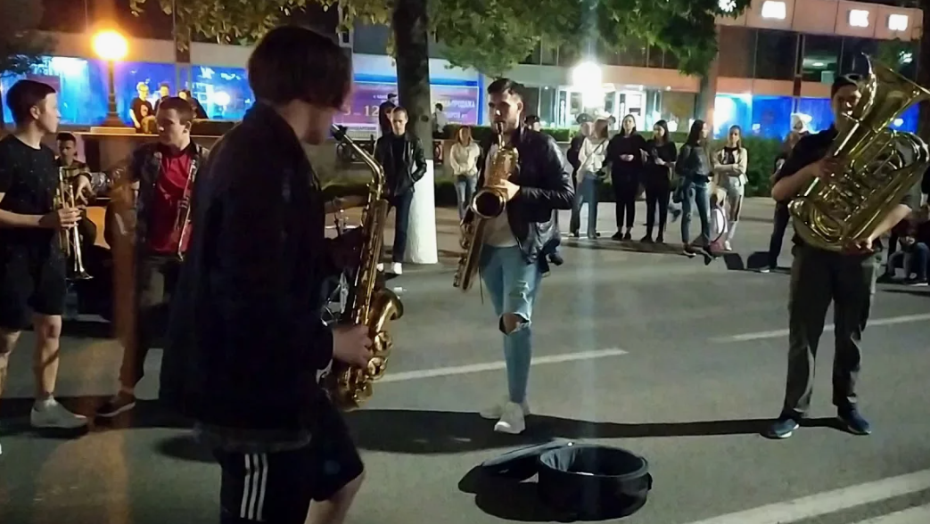 Уличные музыканты в Краснодаре. Стоп-кадр видео https://www.youtube.com/watch?v=2vOEDuYqsKo Уличные музыканты в Краснодаре. Стоп-кадр видео https://www.youtube.com/watch?v=2vOEDuYqsKo