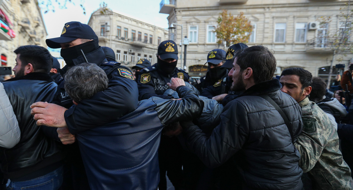 Сотрудники полиции задерживают активистов. Фото Азиза Каримова для "Кавказского узла" Сотрудники полиции задерживают активистов. Фото Азиза Каримова для "Кавказского узла"