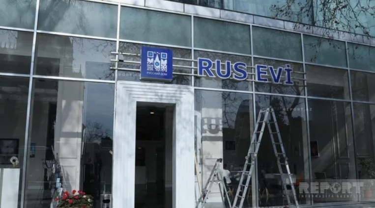 Демонтаж вывески Русского дома в Баку. Скриншот фото Oxu.Az от 11.02.25, https://oxu.az/ru/politika/vyvesku-russkogo-doma-v-baku-demontiruyut Демонтаж вывески Русского дома в Баку. Скриншот фото Oxu.Az от 11.02.25, https://oxu.az/ru/politika/vyvesku-russkogo-doma-v-baku-demontiruyut