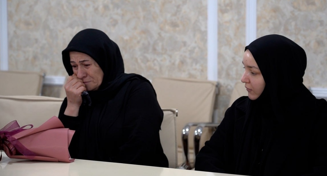 Мать и вдова Ахмеда Абдулманапова. Фото: администрация Хасавюрта https://xacavurt.ru/news/15443-korgoli-korgoliev-peredal-medal-za-otvagu-seme-pogibshego-uchastnika-svo-ahmeda-abdulmanapova.html Мать и вдова Ахмеда Абдулманапова. Фото: администрация Хасавюрта https://xacavurt.ru/news/15443-korgoli-korgoliev-peredal-medal-za-otvagu-seme-pogibshego-uchastnika-svo-ahmeda-abdulmanapova.html