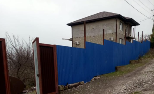 Забор и ворота до сноса. Фото предоставлено "Кавказскому узлу" Владимиром Галкой.