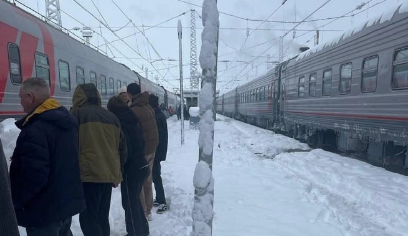 Пассажирам пришлось много часов провести в ожидании отправки. Скриншот фото V1 от 02.01.26, https://t.me/newsv1/88897 Пассажирам пришлось много часов провести в ожидании отправки. Скриншот фото V1 от 02.01.26, https://t.me/newsv1/88897