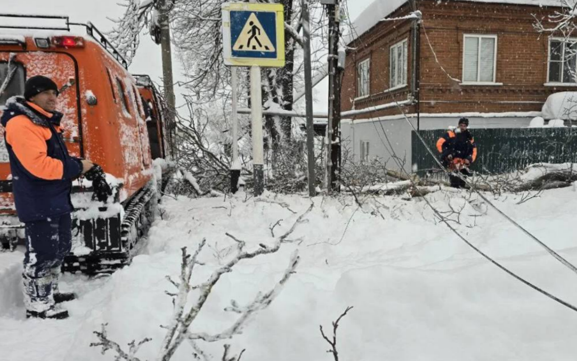 Упавшие провода в Майкопе. Скриншот фото из Telegram-канала администрации Майкопа от 05.01.26, https://t.me/maikop_adm/16338. Упавшие провода в Майкопе. Скриншот фото из Telegram-канала администрации Майкопа от 05.01.26, https://t.me/maikop_adm/16338.