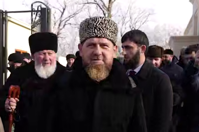 Рамзан Кадыров (в центре). Стоп-кадр видео из его Telegram-канала от 03.01.26, https://t.me/RKadyrov_95/6277 Рамзан Кадыров (в центре). Стоп-кадр видео из его Telegram-канала от 03.01.26, https://t.me/RKadyrov_95/6277