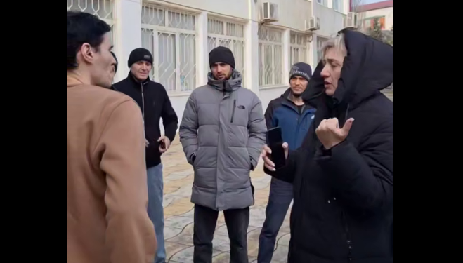 Жители Каспийска пришли к администрации города. Стоп-кадр видео Telegram-канала "Каспийск 24" от 08.01.26, https://t.me/kaspiysk_dagestan/7508. Жители Каспийска пришли к администрации города. Стоп-кадр видео Telegram-канала "Каспийск 24" от 08.01.26, https://t.me/kaspiysk_dagestan/7508.