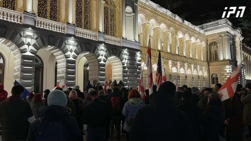 407-й день ежедневных акций протеста в Грузии. Фото/https://www.interpressnews.ge/ka/article/859122-rustavelis-gamzirze-saprotesto-akcia-mimdinareobs