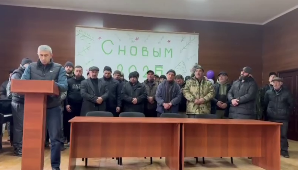 Видеообращение сельчан к Сергею Меликову. Стоп-кадр видео из Telegram-канала "Черновик 2.0", https://t.me/chernovik_new/6663 Видеообращение сельчан к Сергею Меликову. Стоп-кадр видео из Telegram-канала "Черновик 2.0", https://t.me/chernovik_new/6663