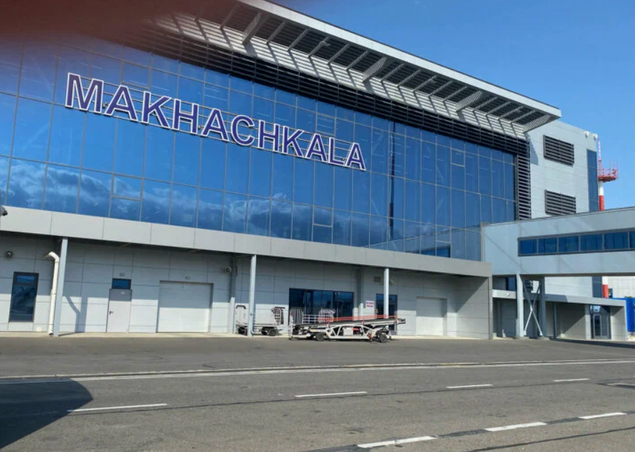 Аэропорт Махачкалы. Скриншот фото с сервиса "Яндекс.Карты", https://yandex.ru/maps/org/mezhdunarodny_aeroport_makhachkala/1116953386/?ll=47.652918%2C42.816739&z=14 Аэропорт Махачкалы. Скриншот фото с сервиса "Яндекс.Карты", https://yandex.ru/maps/org/mezhdunarodny_aeroport_makhachkala/1116953386/?ll=47.652918%2C42.816739&z=14