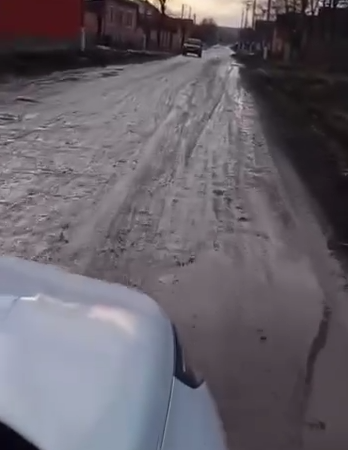 Кадр видео жителей села Верхние Ачалуки Малгобекского района о состоянии дороги по улице Шерипова. Фото: The Magas Times / Telegram-канал Кадр видео жителей села Верхние Ачалуки Малгобекского района о состоянии дороги по улице Шерипова. Фото: The Magas Times / Telegram-канал