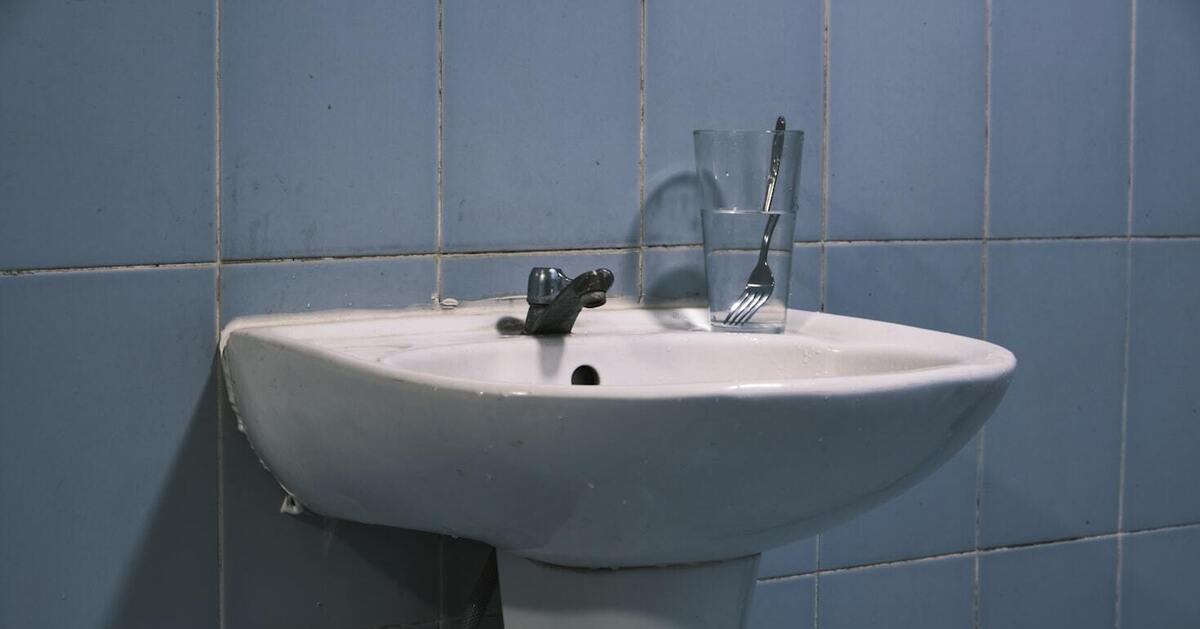 Умывальник и водопроводный кран. Фото: krzhck / Unsplash.com Умывальник и водопроводный кран. Фото: krzhck / Unsplash.com