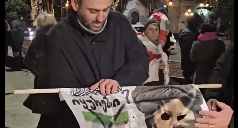 Афган Садыгов на акции в Тбилиси 13 января. Кадр видео Tbilisi_life / Telegram Афган Садыгов на акции в Тбилиси 13 января. Кадр видео Tbilisi_life / Telegram