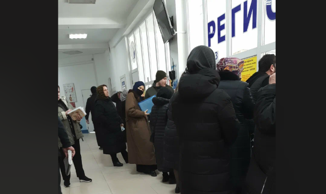 Очереди в поликлинике Каспийска. Скриншот фото пользователя Магомед Исмаев с сервиса "Яндекс.Карты",https://yandex.com/maps/org/kaspiyskaya_gorodskaya_poliklinika/1001303447/gallery/?ll=47.634489%2C42.887755&photos%5Bbusiness%5D=1001303447&photos%5Bid%5D=urn%3Ayandex%3Asprav%3Aphoto%3A12813969_2a0000018e23a783cdb58e8dc5bacb39d45e&z=16 Очереди в поликлинике Каспийска. Скриншот фото пользователя Магомед Исмаев с сервиса "Яндекс.Карты",https://yandex.com/maps/org/kaspiyskaya_gorodskaya_poliklinika/1001303447/gallery/?ll=47.634489%2C42.887755&photos%5Bbusiness%5D=1001303447&photos%5Bid%5D=urn%3Ayandex%3Asprav%3Aphoto%3A12813969_2a0000018e23a783cdb58e8dc5bacb39d45e&z=16