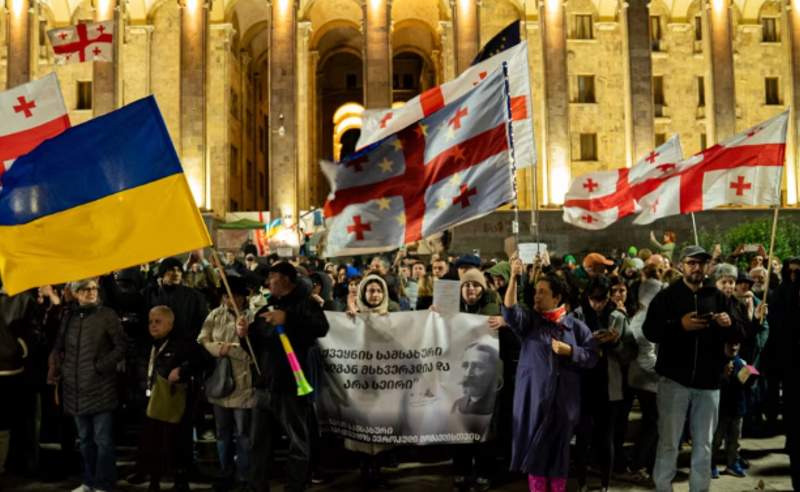 Сторонники евроинтеграции на акции протеста в Тбилиси в 414-й день протестов. Фото: TvPirveli / https://tvpirveli.ge/ka/siaxleebi/politika/119259-tsikhit-muqara-trotuarze-dgomis-gamo-tsesrigis-datsva-tu-samartlebrivi-absu Сторонники евроинтеграции на акции протеста в Тбилиси в 414-й день протестов. Фото: TvPirveli / https://tvpirveli.ge/ka/siaxleebi/politika/119259-tsikhit-muqara-trotuarze-dgomis-gamo-tsesrigis-datsva-tu-samartlebrivi-absu