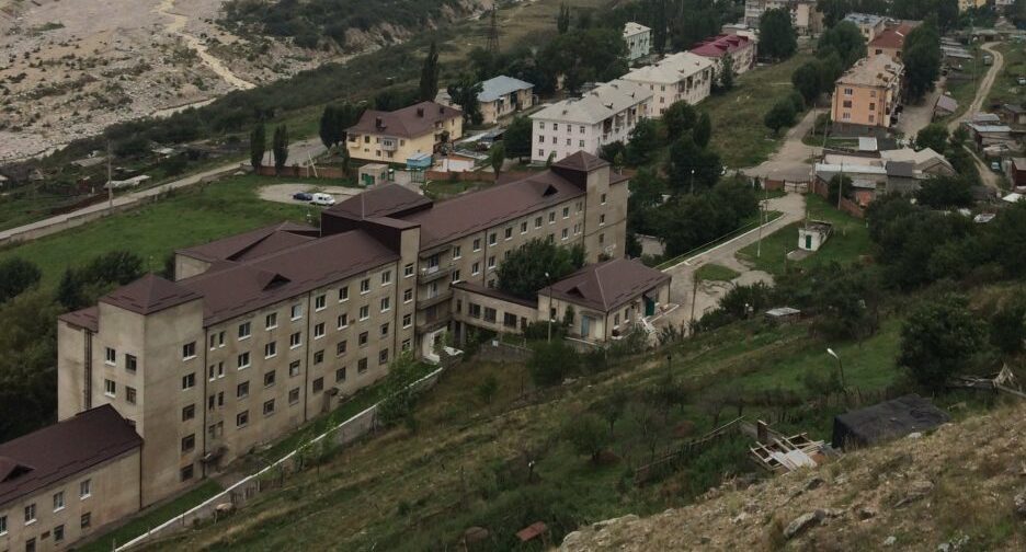 Здание больницы в Тырныаузе. Фото: официальный сайт ГБУЗ «ЦРБ» Эльбрусского района Здание больницы в Тырныаузе. Фото: официальный сайт ГБУЗ «ЦРБ» Эльбрусского района