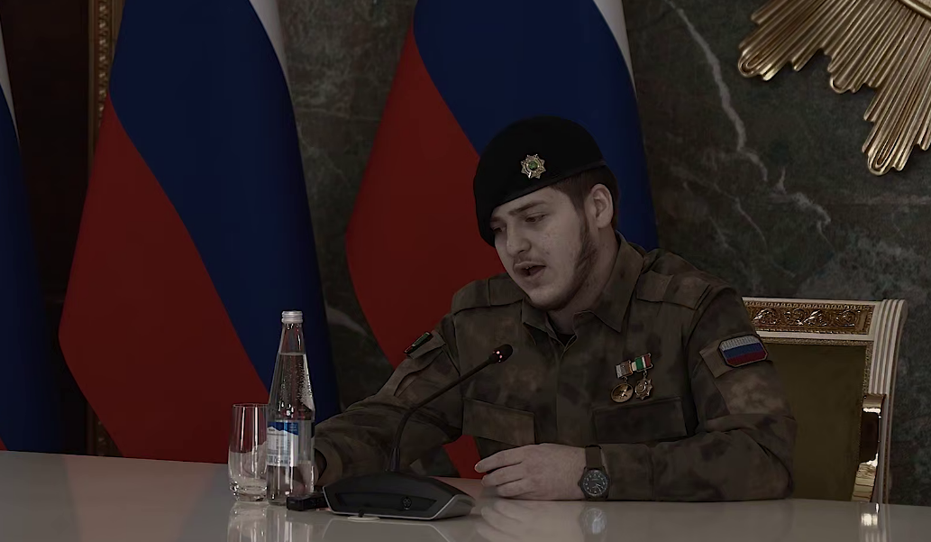 Адам Кадыров на совещании. Стоп-кадр видео из Telegram-канала Рамзана Кадырова от 17.01.26, https://t.me/RKadyrov_95/6306.