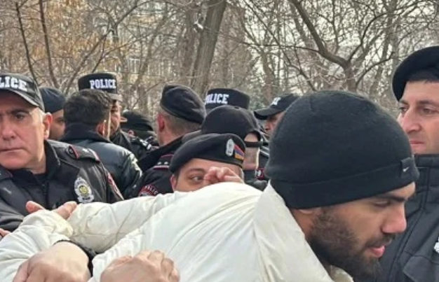 Задержания участников акции протеста в Ереване. Скриншот фото News.Am от 17.01.26, https://news.am/rus/news/925742.html Задержания участников акции протеста в Ереване. Скриншот фото News.Am от 17.01.26, https://news.am/rus/news/925742.html