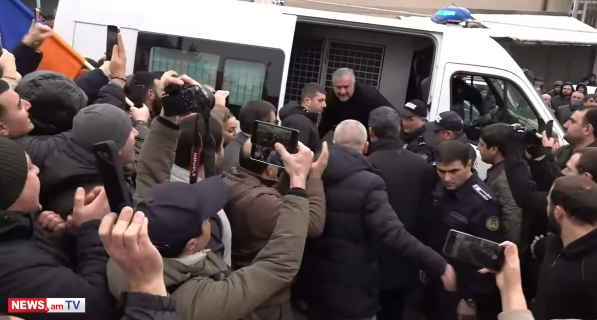 Самвел Карапетян выходит из автозака. Ереван, 18 января 2026 года. Кадр видео News.am https://www.youtube.com/watch?v=qc_cOl-QTmg Самвел Карапетян выходит из автозака. Ереван, 18 января 2026 года. Кадр видео News.am https://www.youtube.com/watch?v=qc_cOl-QTmg