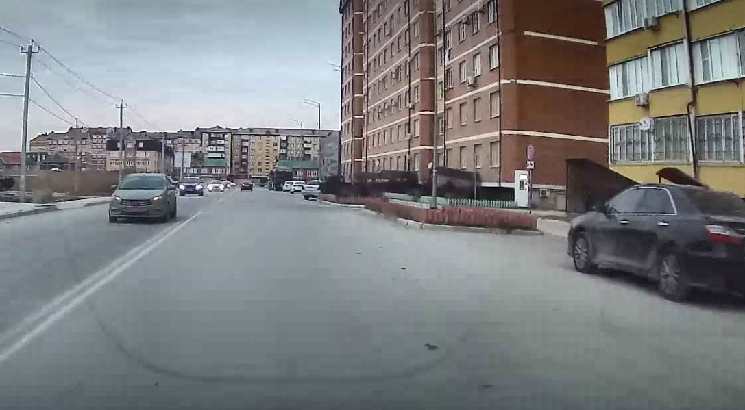 Улица Батманова в Каспийске. Скриншот фото с сервиса "Яндекс.Карты", https://yandex.ru/maps/11008/kaspiysk/house/ulitsa_zeynudina_batmanova_22/YE4YcAZhSE0BQFpofXVxc31iYA==/?l=mrc&ll=47.611186%2C42.902114&mrc%5Bid%5D=2736766195&mrc%5BsegmentIndex%5D=18&z=16.74 Улица Батманова в Каспийске. Скриншот фото с сервиса "Яндекс.Карты", https://yandex.ru/maps/11008/kaspiysk/house/ulitsa_zeynudina_batmanova_22/YE4YcAZhSE0BQFpofXVxc31iYA==/?l=mrc&ll=47.611186%2C42.902114&mrc%5Bid%5D=2736766195&mrc%5BsegmentIndex%5D=18&z=16.74