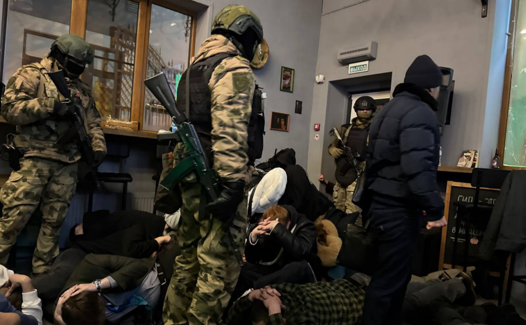 Задержание участников "Лимоновских чтений" в Краснодаре. Скриншот фото из Telegram-канала "Национальная правозащита" от 18.01.26, https://t.me/rightsofnation/2453. Задержание участников "Лимоновских чтений" в Краснодаре. Скриншот фото из Telegram-канала "Национальная правозащита" от 18.01.26, https://t.me/rightsofnation/2453.