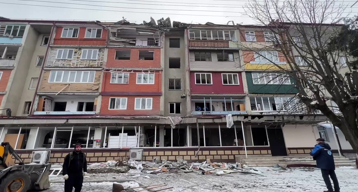 Поврежденный дом на улице Маркова в Беслане. Кадр видео из телеграм-канала главы Правобережного района https://t.me/kazbekmrikaev/1137 Поврежденный дом на улице Маркова в Беслане. Кадр видео из телеграм-канала главы Правобережного района https://t.me/kazbekmrikaev/1137
