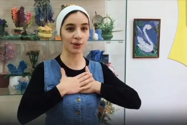 Айна Манькиева. Фото: Секреты ухода за волосами на лето / Rutube Айна Манькиева. Фото: Секреты ухода за волосами на лето / Rutube