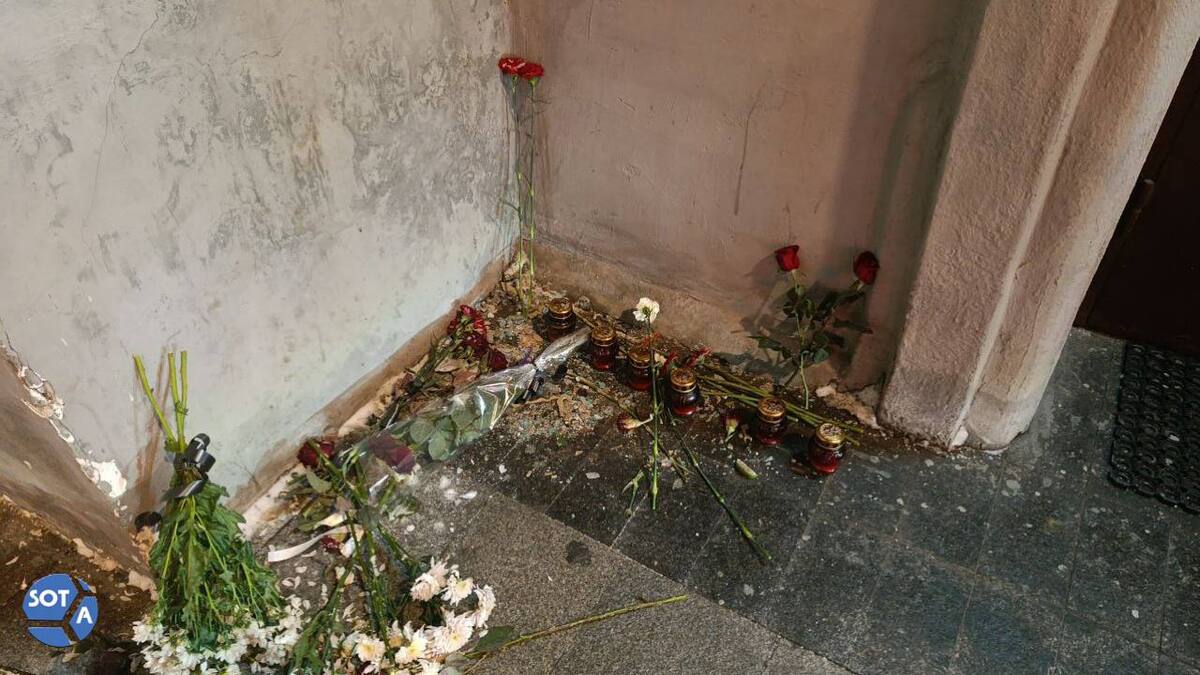Кадр сбитой второй памятной доски на доме Политковской. Фото: "Осторожно, новости" / Telegram-канал
