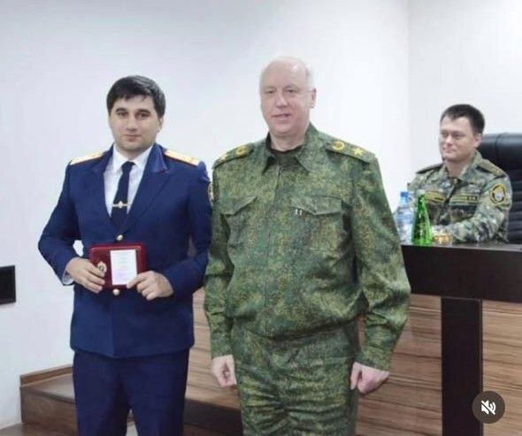Кадр награждения бывшего руководителя Буйнакского района Уллубия Ханмурзаева Бастрыкиным. Фото: Шамиль Хадулаев / Telegram-канал Кадр награждения бывшего руководителя Буйнакского района Уллубия Ханмурзаева Бастрыкиным. Фото: Шамиль Хадулаев / Telegram-канал