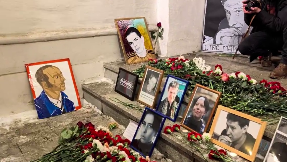 Стихийный мемориал на месте убийства Анастасии Бабуровой и Станислава Маркелова. Стоп-кадр видео "Слово защите" от 19.01.26, https://t.me/endoflaw/2062